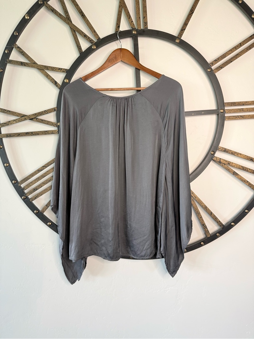 XCVI Gray Scoop-Neck flutter-Sleeve oversized flowy blouse - Picture 5 of 5
